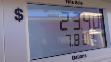 Prens Frederik, Maryland USA Bir benzin pompasında dijital görüntü dolar ve galon olarak. 