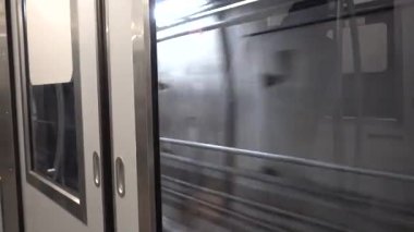 Washington DC, ABD Dulles Havaalanı 'ndaki kalkış terminalleri arasındaki AeroTrain. 