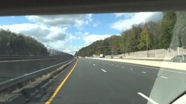 Washington DC Dulles Havaalanı 'na giriş yolunun bir gösterge paneli görüntüsü. 