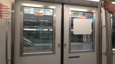 Washington DC, ABD Dulles Havaalanı 'ndaki kalkış terminalleri arasındaki AeroTrain. 