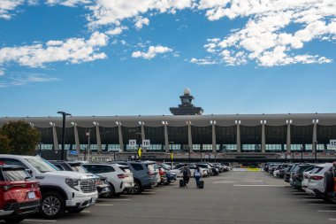Washington DC ABD 15 Ekim 2025 Dulles Uluslararası Havaalanı 'ndaki otopark.