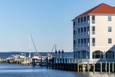 Chesapeake Beach, Maryland, ABD 16 Ekim 2025 Chesapeake Körfezi 'nde tekne limanı ya da marinası olan modern deniz kenarı apartmanları..
