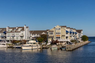 Chesapeake Beach, Maryland, ABD 16 Ekim 2025 Chesapeake Körfezi 'nde tekne limanı ya da marinası olan modern deniz kenarı apartmanları..