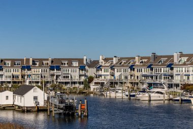 Chesapeake Beach, Maryland, ABD 16 Ekim 2025 Chesapeake Körfezi 'nde tekne limanı ya da marinası olan modern deniz kenarı apartmanları..