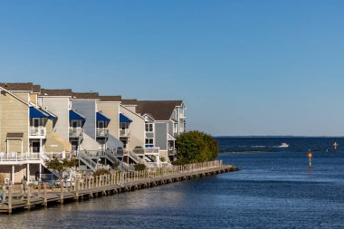 Chesapeake Beach, Maryland, ABD 16 Ekim 2025 Chesapeake Körfezi 'nde tekne limanı ya da marinası olan modern deniz kenarı apartmanları..