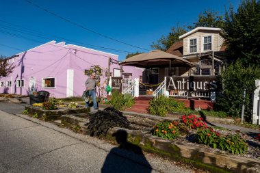 Kuzey Sahili, Maryland ABD 16 Ekim 2025 Bir kişi bir antikacının önünden geçiyor.