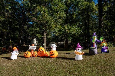 Chesapeake Sahili, Maryland ABD 16 Ekim 2025 Yol kenarında Cadılar Bayramı süslemeleri.