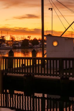 Solomons, Maryland, ABD 20 Ekim 2025 Chesapeake Körfezi 'ndeki bir marinada gün doğumunda.