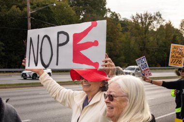 Prens Frederick, Maryland ABD 18 Ekim 2025 Rte 4 'ün yanındaki No Kings mitinginde Trump karşıtı pankartlar ve insanlar.