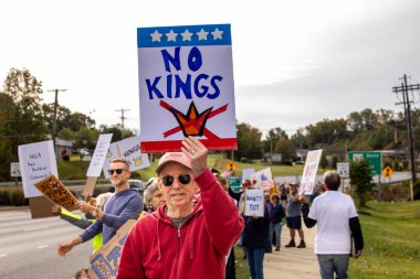 Prens Frederick, Maryland ABD 18 Ekim 2025 Rte 4 'ün yanındaki No Kings mitinginde Trump karşıtı pankartlar ve insanlar.