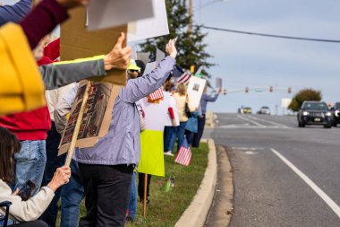 Prens Frederick, Maryland ABD 18 Ekim 2025 Rte 4 'ün yanındaki No Kings mitinginde Trump karşıtı pankartlar ve insanlar.