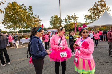 Solomonlar, Maryland ABD katılımcıları. Aralarında pembe giyinmiş çocuklar da var. Meme kanseri bağış kampanyasına katılıyorlar..