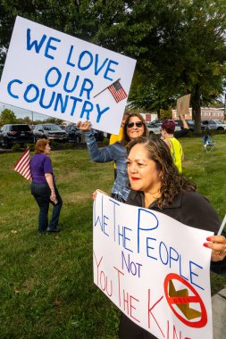 Prens Frederick, Maryland ABD 18 Ekim 2025 Rte 4 'ün yanındaki No Kings mitinginde Trump karşıtı pankartlar ve insanlar.