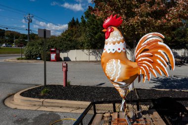 Solomons, Maryland 21 Ekim 2025 Bir otoparktaki bir otomobil römorkunda büyük boy hindi figürü.