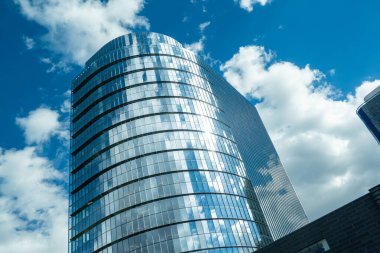 Tysons Corner, Virginia, ABD 22 Ekim 2025 Washington banliyölerindeki Tyson 's Corner' daki Capital One cam kulesi..