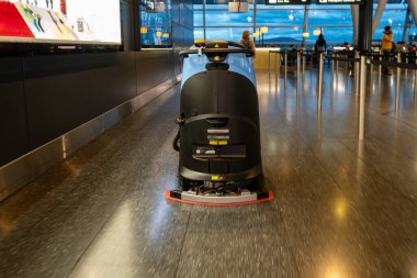 Zürih, İsviçre 23 Ekim 2025 Zürih havaalanında robotik süpürge..