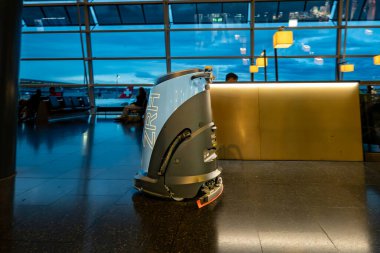 Zürih, İsviçre 23 Ekim 2025 Zürih havaalanında robotik süpürge..