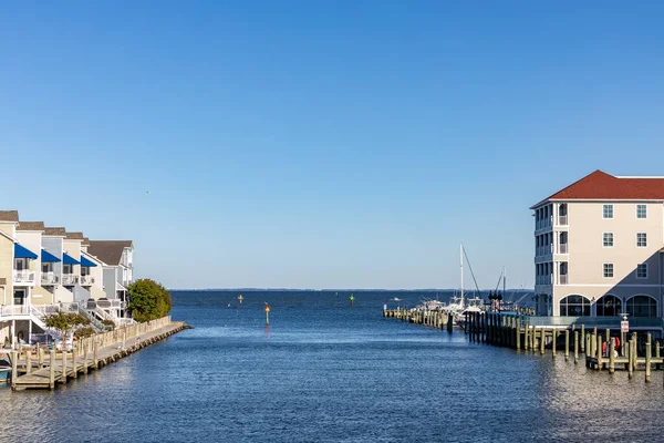 Chesapeake Beach, Maryland, ABD 16 Ekim 2025 Chesapeake Körfezi 'nde tekne limanı ya da marinası olan modern deniz kenarı apartmanları..