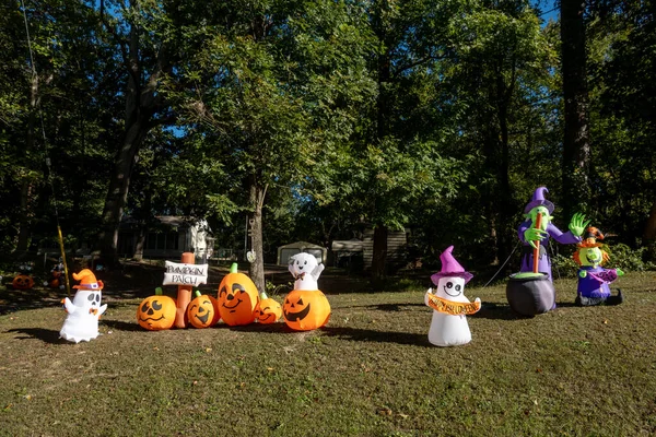 Chesapeake Sahili, Maryland ABD 16 Ekim 2025 Yol kenarında Cadılar Bayramı süslemeleri.