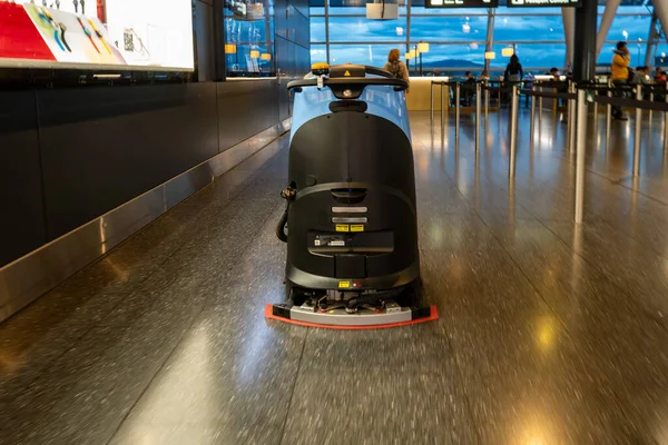 Zürih, İsviçre 23 Ekim 2025 Zürih havaalanında robotik süpürge..