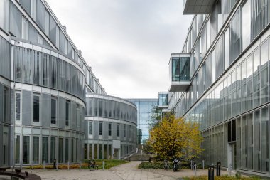Stockholm, İsveç 28 Ekim 2025 Flemingsberg bölgesindeki Modern akademik ve tıbbi binalar.