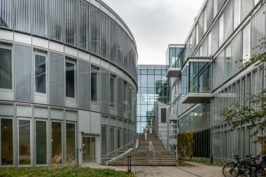 Stockholm, İsveç 28 Ekim 2025 Flemingsberg bölgesindeki Modern akademik ve tıbbi binalar.