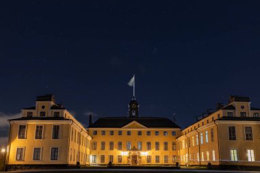 Stockholm, İsveç 29 Ekim 2025 Uriksdal Kraliyet Sarayı ön cephesi Edsviken Solna Belediyesi Kraliyet Şehir Parkı