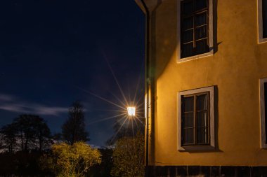 Stockholm, İsveç 29 Ekim 2025 Uriksdal Kraliyet Sarayı ön cephesi Edsviken Solna Belediyesi Kraliyet Şehir Parkı