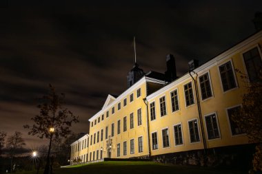 Stockholm, İsveç 29 Ekim 2025 Uriksdal Kraliyet Sarayı ön cephesi Edsviken Solna Belediyesi Kraliyet Şehir Parkı