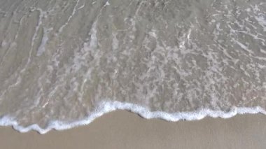 Susa, Tunus Hafif Sörf ve dalgalar kumlu sahilde yuvarlanıyor. 