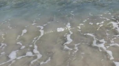 Susa, Tunus Hafif Sörf ve dalgalar kumlu sahilde yuvarlanıyor. 