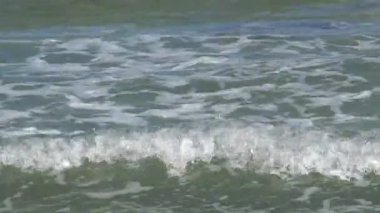 Susa, Tunus Hafif Sörf ve dalgalar kumlu sahilde yuvarlanıyor. 