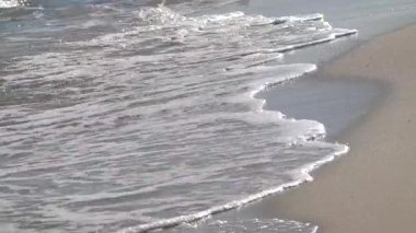 Susa, Tunus Hafif Sörf ve dalgalar kumlu sahilde yuvarlanıyor. 