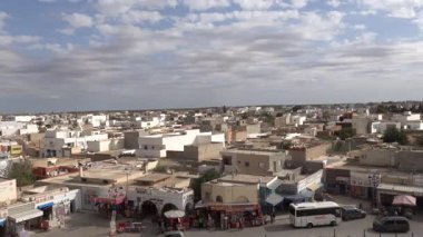 El Jem, Tunus Bu tarihi şehrin çatıları ve ufuk çizgisi. 