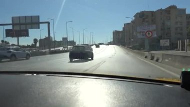 Tunus, Tunus Bir otoyol üzerinde şehir merkezinden geçen bir arabanın manzarası. 