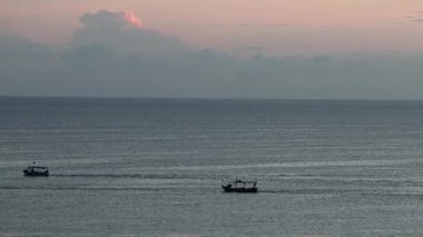 Sousse, Tunus Akdeniz 'de alacakaranlıkta bir balıkçı teknesi manzarası. 
