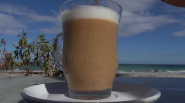 Sousse, Tunus Bir kafede çay tabağı üzerinde bir cafe sütlü girdap ile karıştırılır. 