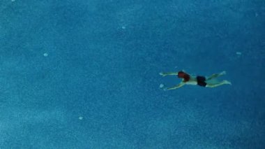 Susam, Tunus Bir adam gece mavi bir havuzda yüzer. 