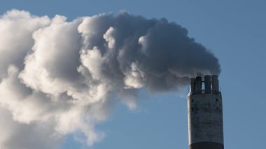 Stockholm, İsveç Buharı soğuk bir kış gününde enerji santralinden çıkan baca.. 