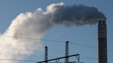 Stockholm, İsveç Buharı soğuk bir kış gününde enerji santralinden çıkan baca.. 