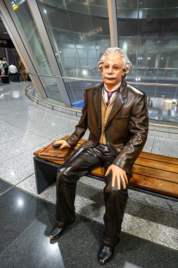 Frankfurt, Almanya 1998 'den Alexey Kashevnik' in Frankfurt Airpoirt 'taki bir bankta Albert Einstein heykeli.