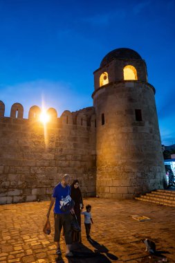 Susa, Tunus 3 Kasım 2025 Medine 'deki Büyük Susam Camii önünde bir aile..