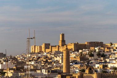 Susa, Tunus 3 Kasım 2025 Sousse ve Kasbah Kalesi 'nin silueti.