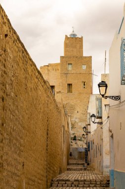 Susa, Tunus 3 Kasım 2025 Medine veya çarşıda dar bir sokak..