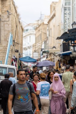 Sousse, Tunus 3 Kasım 2025 Medine 'deki çarşıda kalabalık bir yaya sürüsü yürüyor..