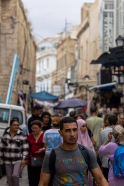Sousse, Tunus 3 Kasım 2025 Medine 'deki çarşıda kalabalık bir yaya sürüsü yürüyor..