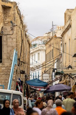 Sousse, Tunus 3 Kasım 2025 Medine 'deki çarşıda kalabalık bir yaya sürüsü yürüyor..