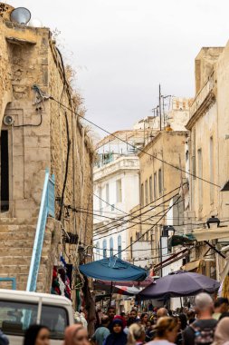 Sousse, Tunus 3 Kasım 2025 Medine 'deki çarşıda kalabalık bir yaya sürüsü yürüyor..