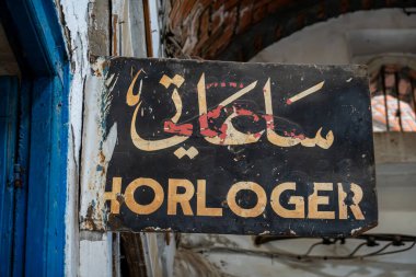 Susa, Tunus 3 Kasım 2025 Medine 'deki bir tabelada Horloger' ın Fransızca ya da Saatçi olduğu yazıyor..