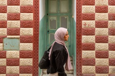 Susa, Tunus 3 Kasım 2025 Dar bir sokakta genç bir kadın yürüyor.